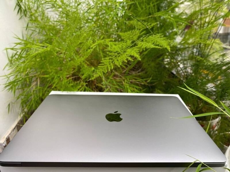 Macbook Air 2020 với chip M1, một lựa chọn hiệu năng cao dù có thể nhỉnh hơn mức Macbook tầm giá 15 triệu một chút.