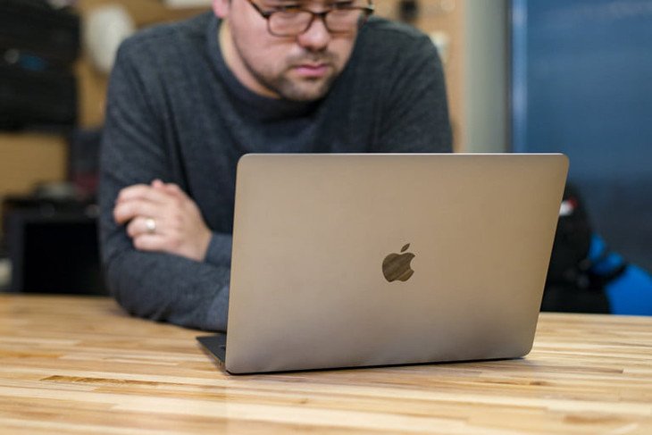 MacBook Air được đặt trên bàn, tượng trưng cho thời lượng pin dài