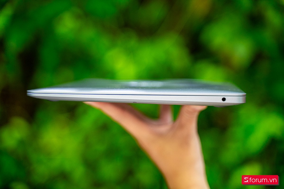 MacBook Air M1 hiển thị các cổng kết nối tiện ích