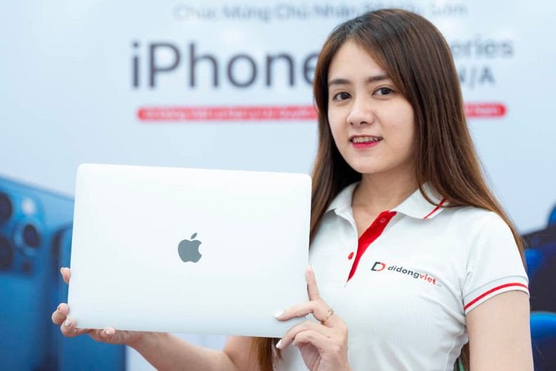 MacBook Air M1 trên bàn làm việc, minh họa sự lựa chọn tuyệt vời kể từ khi macbook m1 ra mắt khi nào