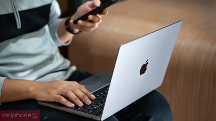 MacBook Air M2 cũ với thiết kế mỏng nhẹ và màn hình Liquid Retina