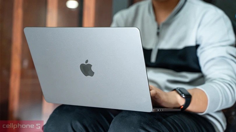 MacBook Air M2 hiển thị thời lượng pin dài, tối ưu cho công việc và giải trí suốt cả ngày