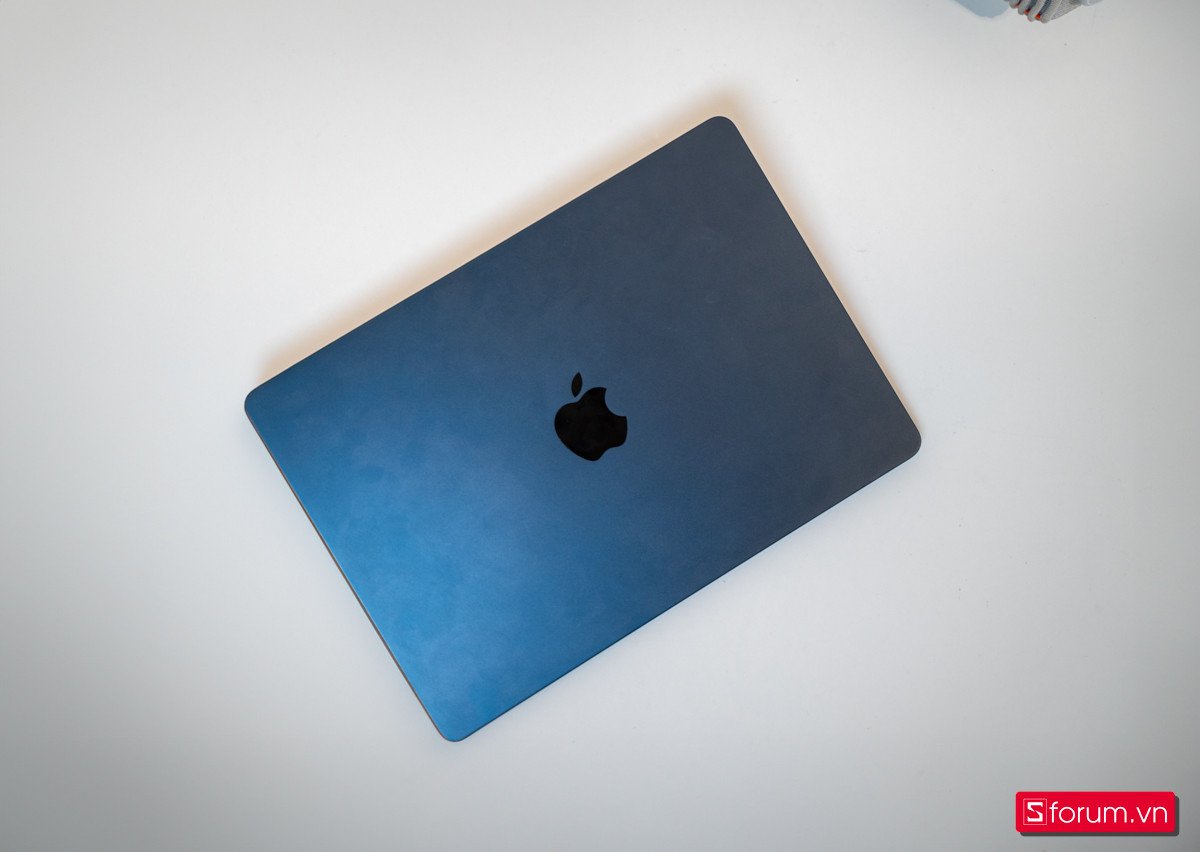 MacBook Air M2 màu Starlight trên bàn làm việc