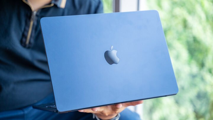 MacBook Air M3 màu midnight trên bàn làm việc