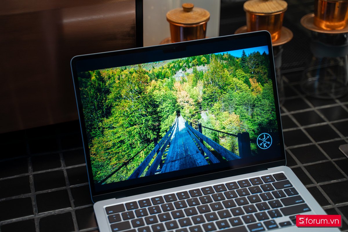 MacBook Air M4 hiển thị thời lượng pin dài, thể hiện ưu điểm về khả năng di động và làm việc cả ngày
