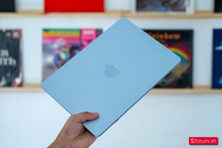 MacBook Air M4 và MacBook Pro M4 đặt cạnh nhau, thể hiện ngôn ngữ thiết kế tối giản và sang trọng