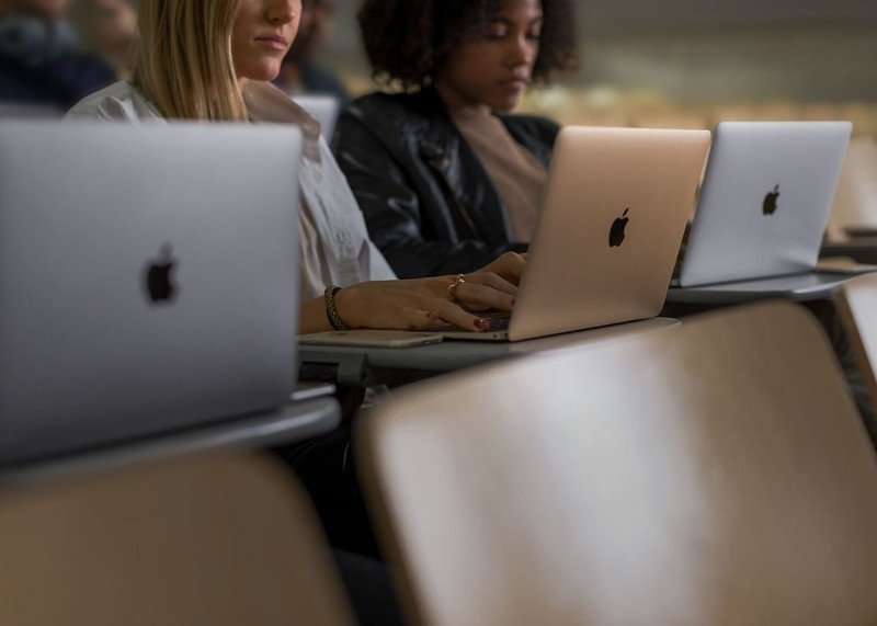 MacBook Air màu vàng đồng đang được bán với mức giá hợp lý