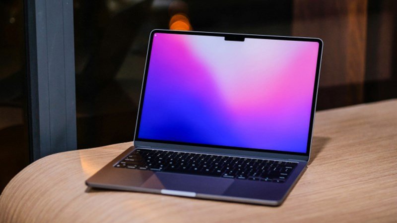 MacBook Air siêu mỏng, thể hiện khả năng di động vượt trội cho người dùng doanh nhân