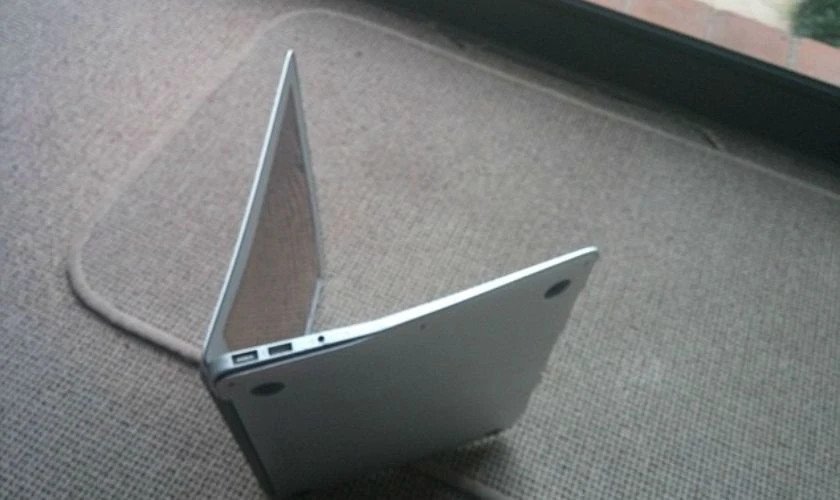Macbook bị sọc màn hình do tác động vật lý