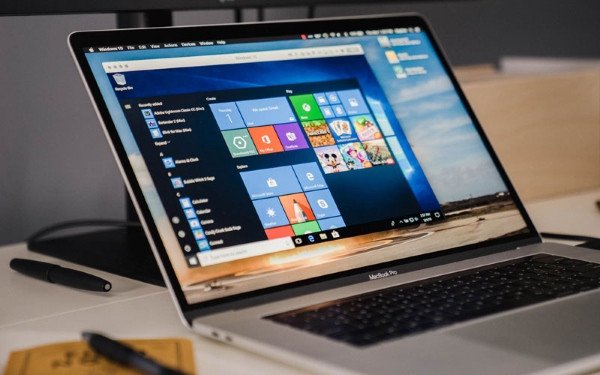 MacBook đang chạy hệ điều hành Windows 10
