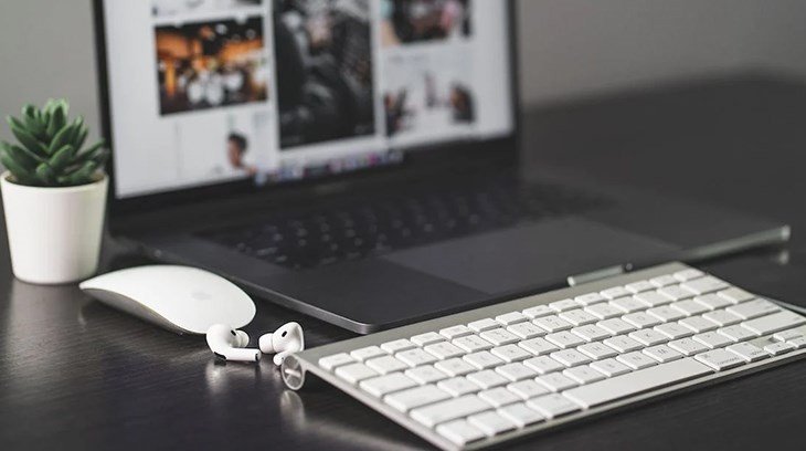 MacBook được kết nối nhanh chóng với các phụ kiện như chuột và bàn phím Magic Keyboard của Apple, thể hiện sự đồng bộ trong hệ sinh thái của Apple