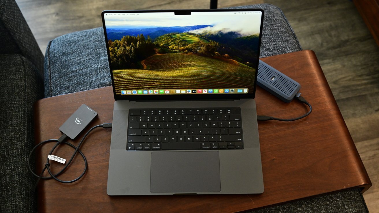 MacBook Pro 16 M3 Max trong môi trường làm việc chuyên nghiệp