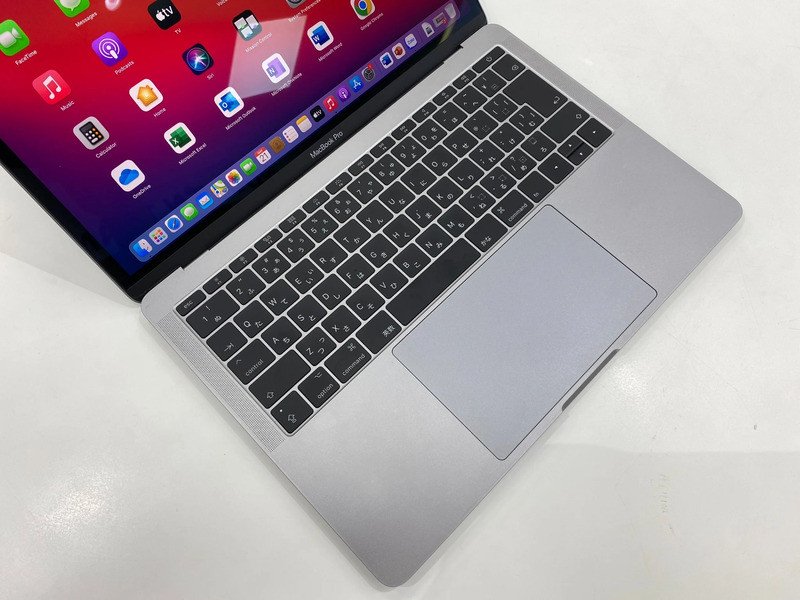 Macbook Pro 2017 13 inch 256GB với thiết kế mỏng nhẹ, phù hợp cho người tìm kiếm Macbook tầm giá 15 triệu.