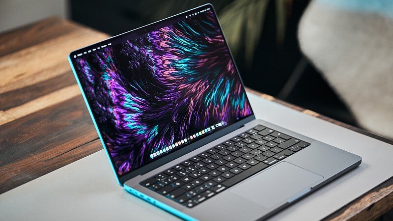 MacBook Pro 2019 đang hoạt động với các ứng dụng đa nhiệm, biểu trưng cho hiệu suất mạnh mẽ của máy, một yếu tố quan trọng để xem xét có nên mua MacBook Pro 2019.