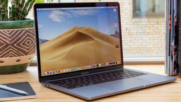 MacBook Pro 2019 màu bạc đặt trên bàn làm việc, thể hiện thiết kế mỏng nhẹ và sang trọng, phù hợp cho người đang cân nhắc có nên mua MacBook Pro 2019.