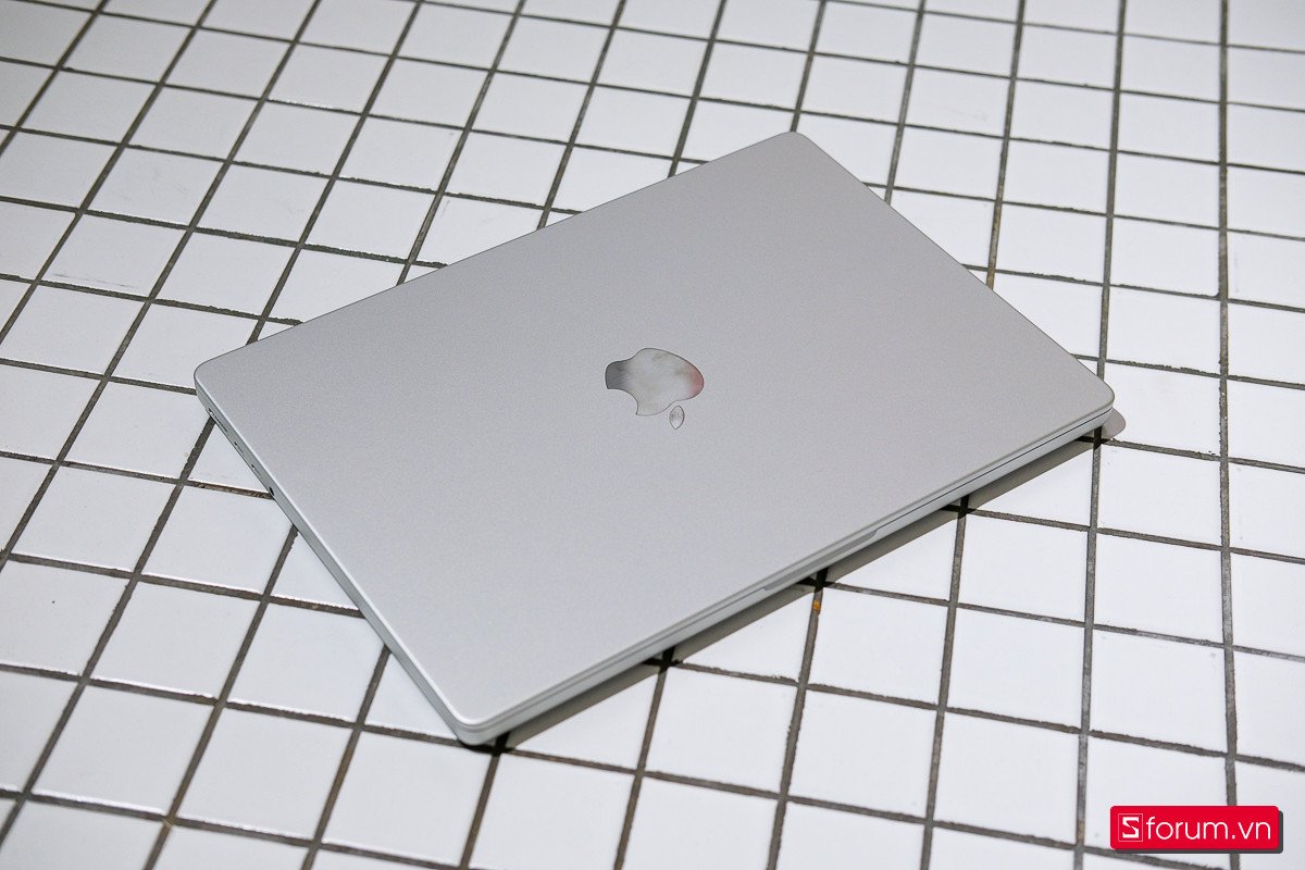 MacBook Pro M4 14 inch với thiết kế chắc chắn và màu Space Black, nhấn mạnh sự bền bỉ và chuyên nghiệp