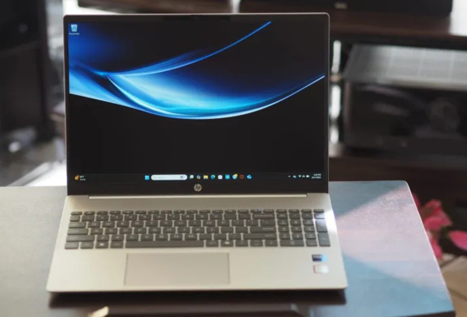 Màn hình IPS của laptop HP Pavilion 16 hiển thị hình ảnh sống động, một điểm cộng cần có ở một MacBook giá sỉ chất lượng.