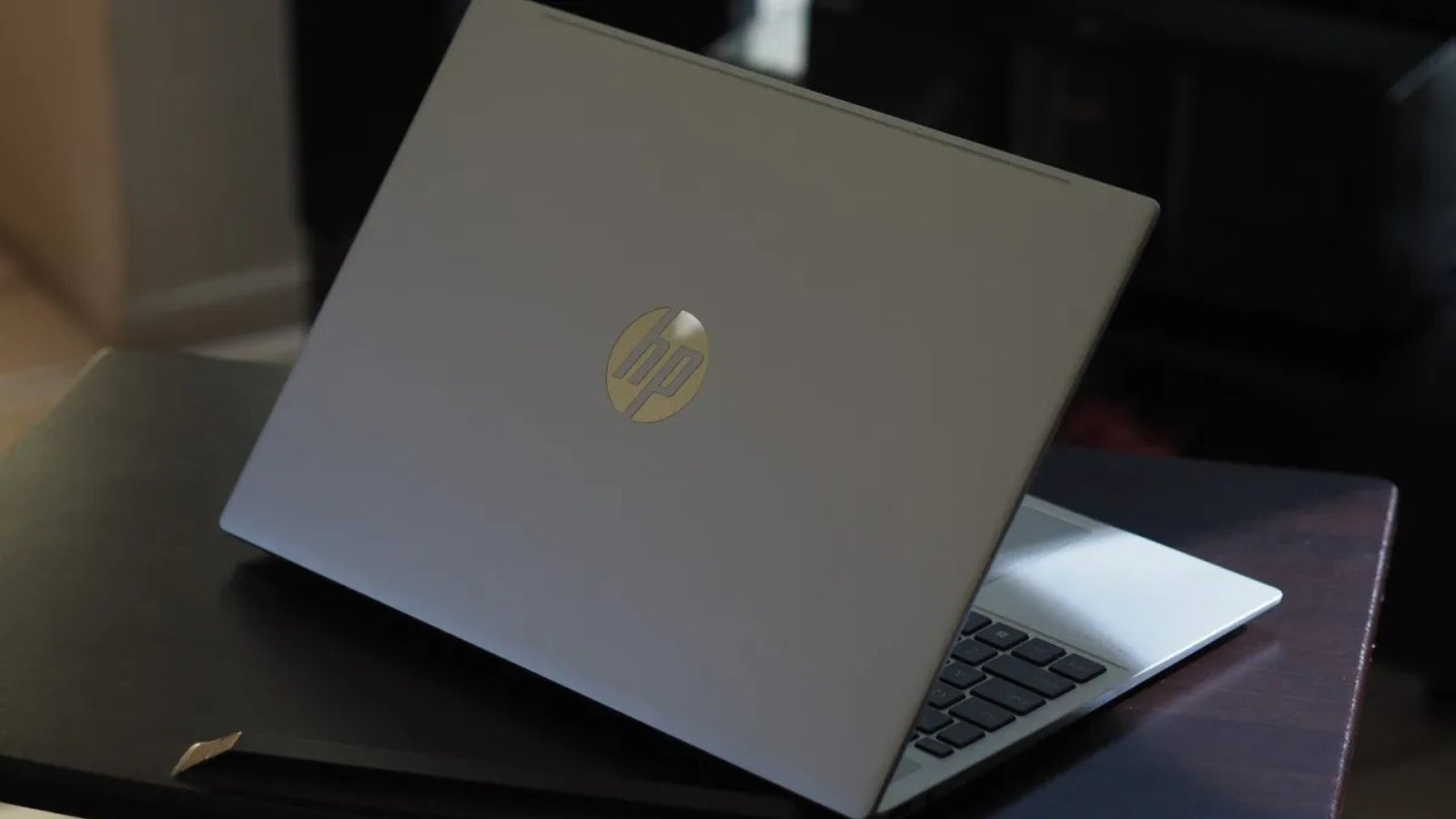 Màn hình laptop HP Pavilion 16 hiển thị giao diện làm việc, đại diện cho hiệu suất tổng thể khi cân nhắc MacBook giá sỉ.