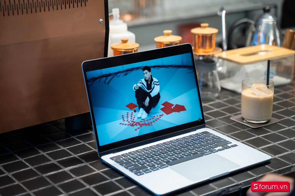 Màn hình Liquid Retina rực rỡ của MacBook Air M4, hiển thị nội dung sắc nét