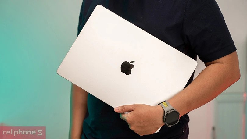 Màn hình Liquid Retina sắc nét hiển thị hình ảnh sống động trên máy tính xách tay MacBook.