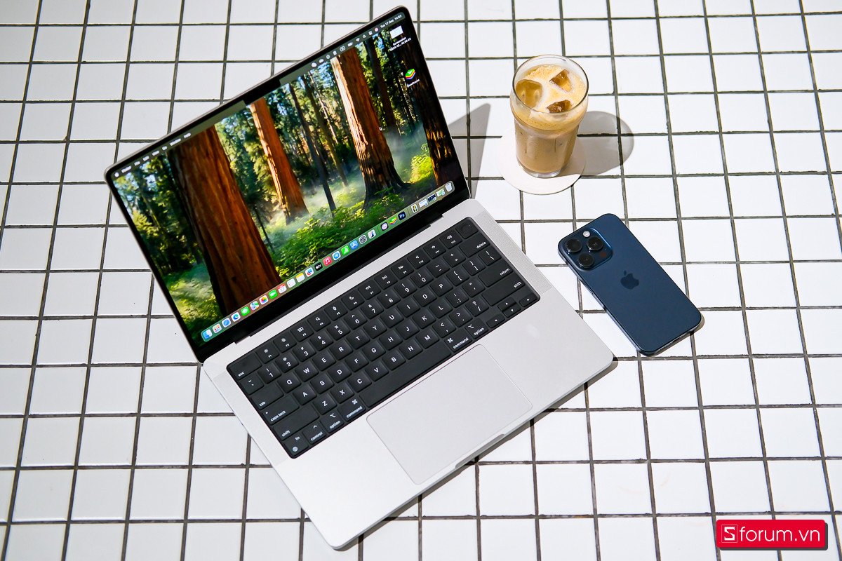 Màn hình Liquid Retina XDR của MacBook Pro M4 hiển thị màu sắc sống động và độ tương phản cao, tối ưu cho đồ họa chuyên nghiệp