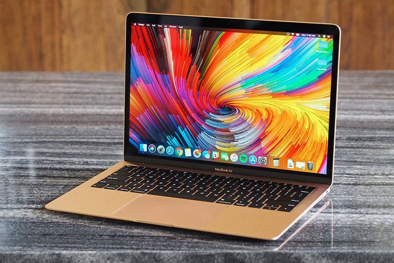 Màn hình Retina 13,3 inch của MacBook Pro 2019 hiển thị hình ảnh sắc nét, cho thấy chất lượng hiển thị ấn tượng khi xem xét có nên mua MacBook Pro 2019.