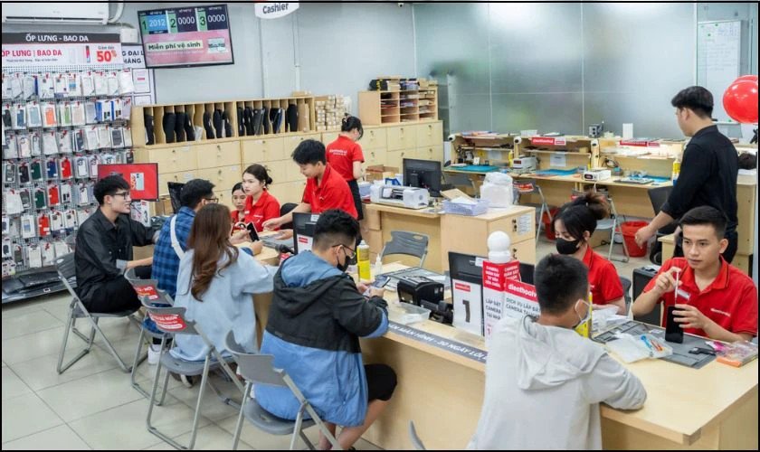 Mang Macbook bị sọc đến trung tâm sửa chữa uy tín