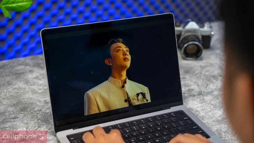 Máy tính Macbook Pro 2024 14 inch nhỏ gọn