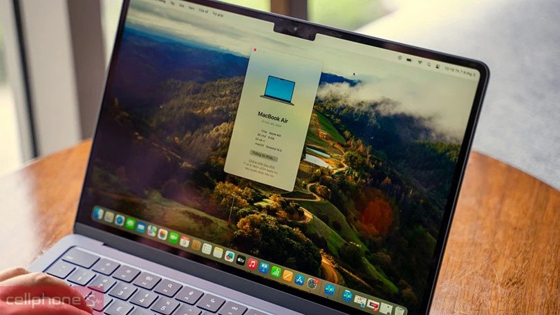 Máy tính xách tay MacBook Air mỏng nhẹ, là lựa chọn lý tưởng cho tính di động.