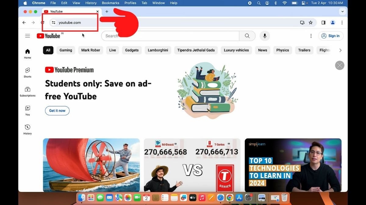 Mở trình duyệt Google Chrome trên MacBook và truy cập trang web YouTube