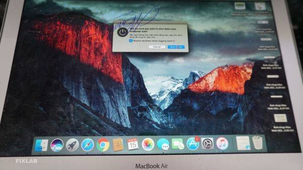 Một chiếc MacBook đã được sửa chữa thành công, màn hình hiển thị hoạt động