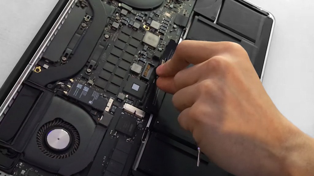 Ngắt cáp pin MacBook Pro A1398