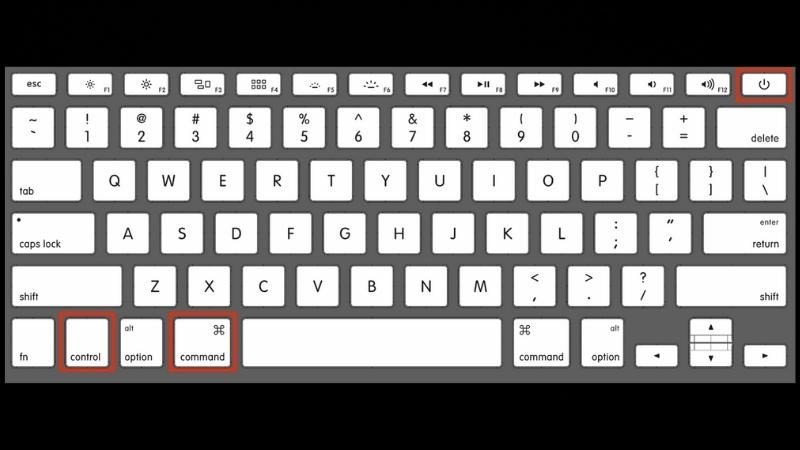 Người dùng đang khởi động lại MacBook Pro bằng cách nhấn giữ nút nguồn để khắc phục lỗi màn hình đen.