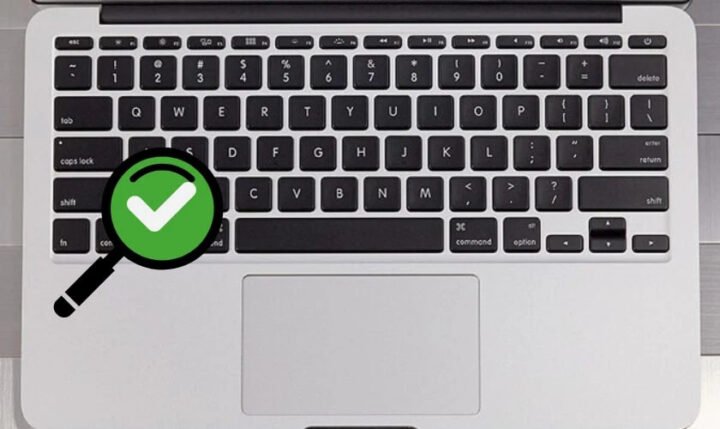 Người dùng đang kiểm tra bàn phím MacBook để đảm bảo hoạt động hoàn hảo