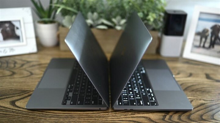 Người dùng đang kiểm tra thông tin trên màn hình Macbook để xác định xuất xứ.