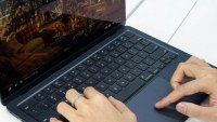 Người dùng đang thao tác bật Telex trên MacBook với bàn phím có đèn nền.