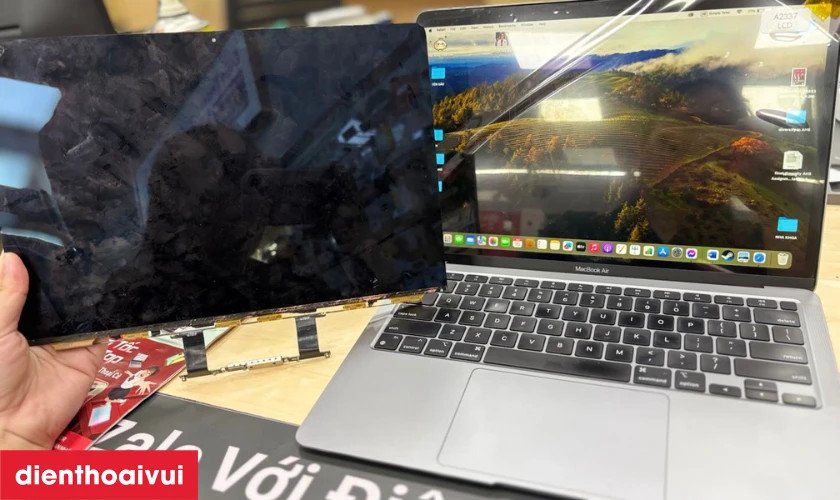 Người dùng đang vệ sinh màn hình MacBook Pro M1 14 inch đúng cách