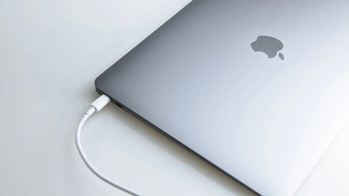Người dùng kết nối bộ sạc USB-C vào cổng sạc trên MacBook Air M1