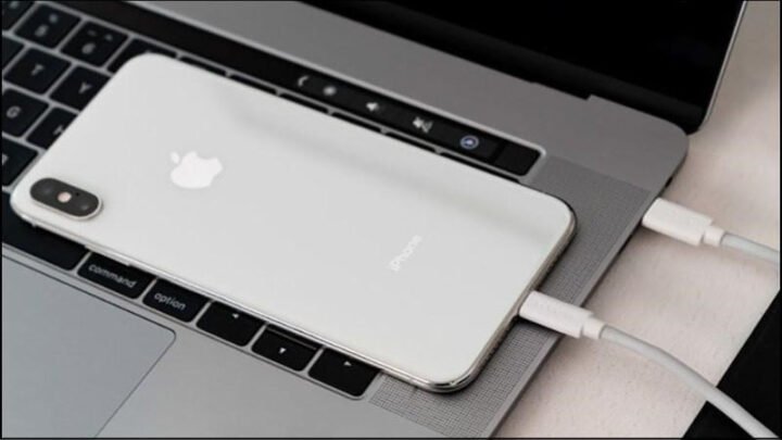 Người dùng kiểm tra các thiết lập trước khi kết nối iPhone với MacBook