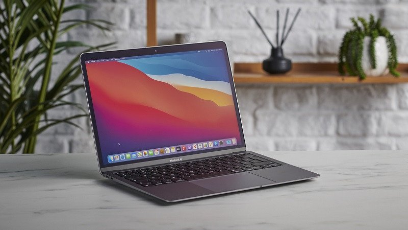 Người dùng làm việc trên MacBook M1 trong khi đang cắm sạc