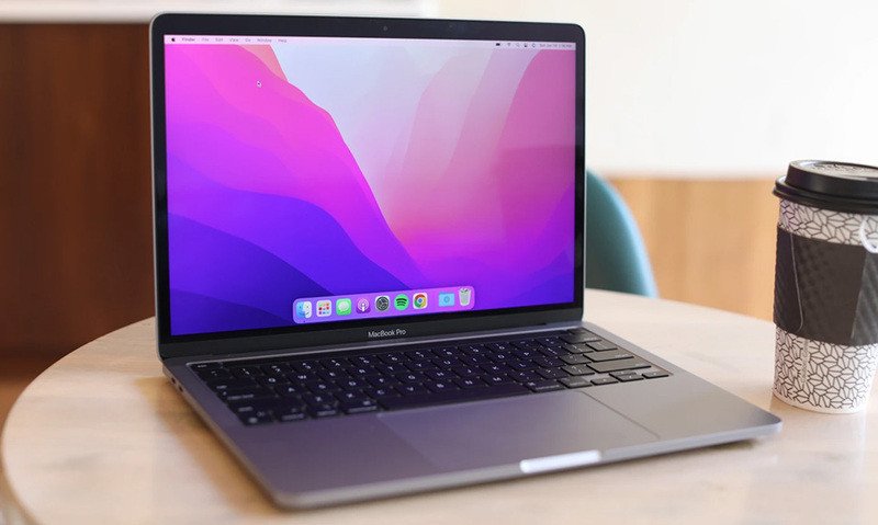Người dùng MacBook Pro 2019 đang kết nối với nhiều bộ chuyển đổi, minh họa nhược điểm về cổng kết nối hạn chế, giúp người đọc cân nhắc có nên mua MacBook Pro 2019.