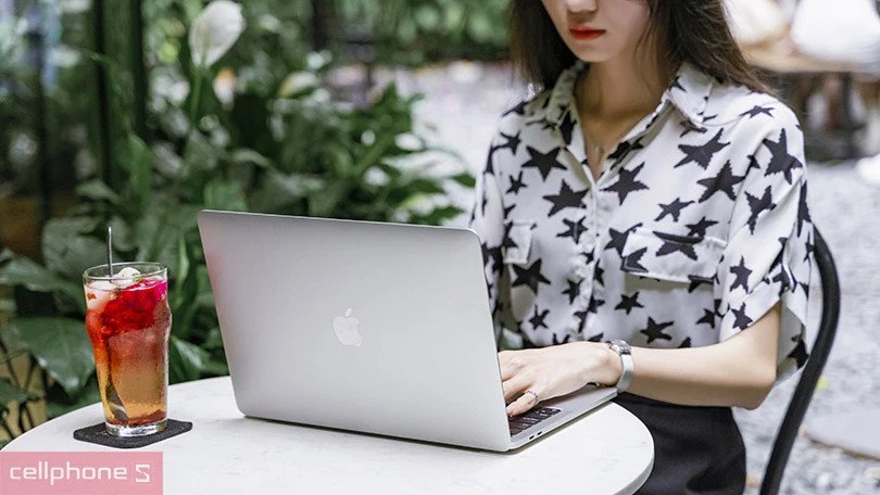 Người dùng Macbook Pro M2 2022