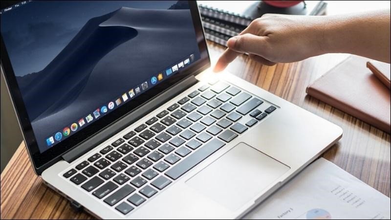 Người dùng thao tác Keyboard Sequence trên bàn phím MacBook Pro khi màn hình bị đen.