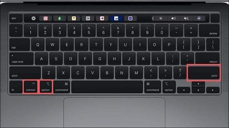 Người dùng thao tác tổ hợp phím Shift, Control, Option và nút nguồn trên MacBook Pro để đặt lại SMC.