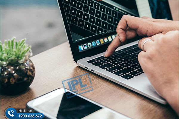 Người dùng thao tác trên Macbook Pro bằng bàn phím và trackpad hiệu quả
