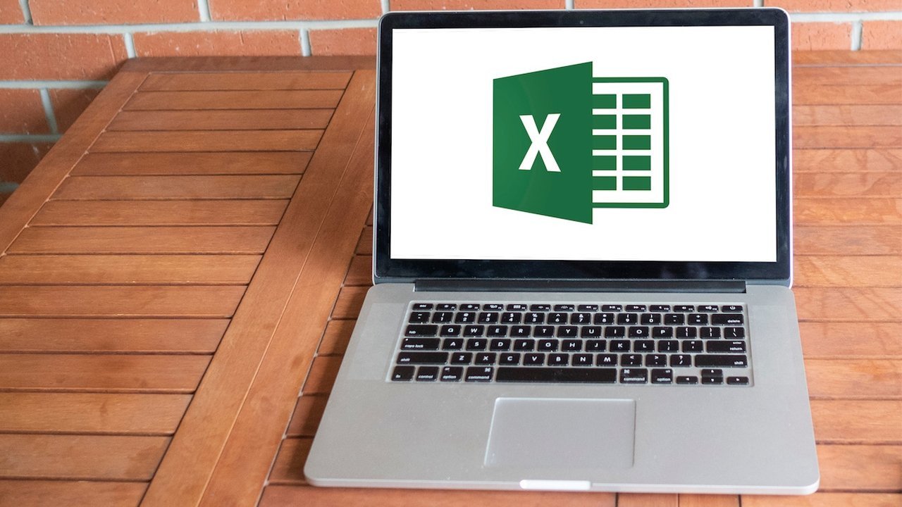 Người dùng thao tác với bảng tính Excel trên MacBook Air