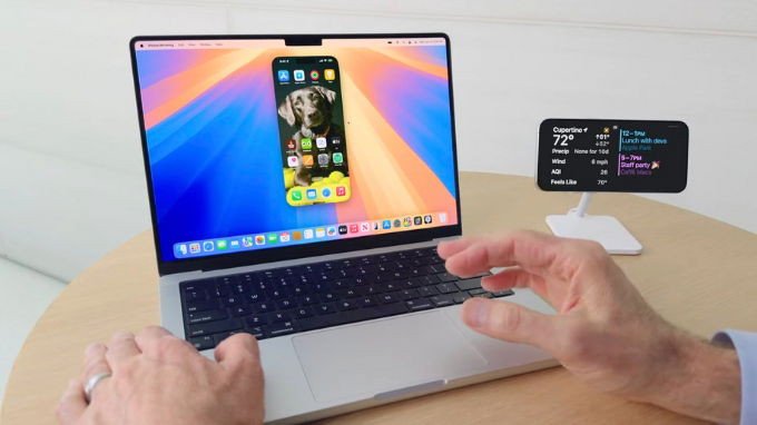 Người dùng trải nghiệm tính năng iPhone Mirroring mới trên iOS 18 để phản chiếu màn hình iPhone lên MacBook.