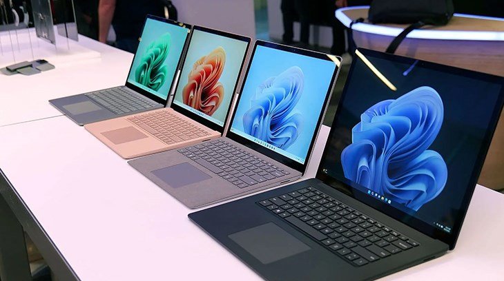 Nhiều mẫu laptop Windows của các thương hiệu khác nhau được trưng bày, thể hiện sự đa dạng về thiết kế và lựa chọn