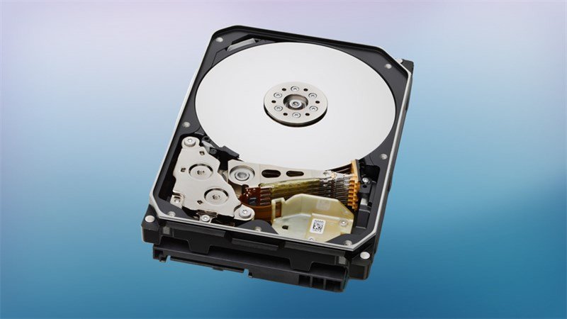 Ổ cứng HDD với cấu tạo cơ học có tốc độ chậm hơn và dễ bị hư hỏng hơn SSD