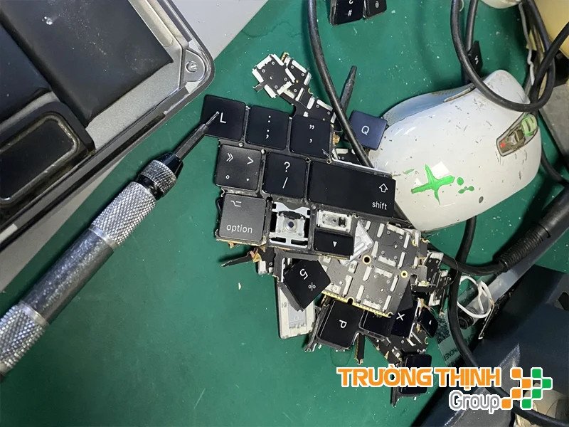 Quá trình gỡ bỏ bàn phím MacBook cũ một cách tỉ mỉ và an toàn